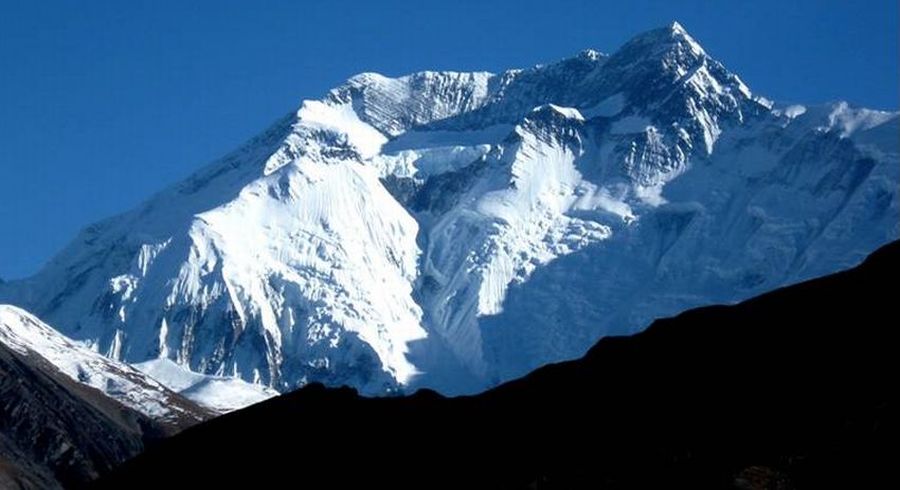 Annapurna II on ascent from Manang to Tharong La