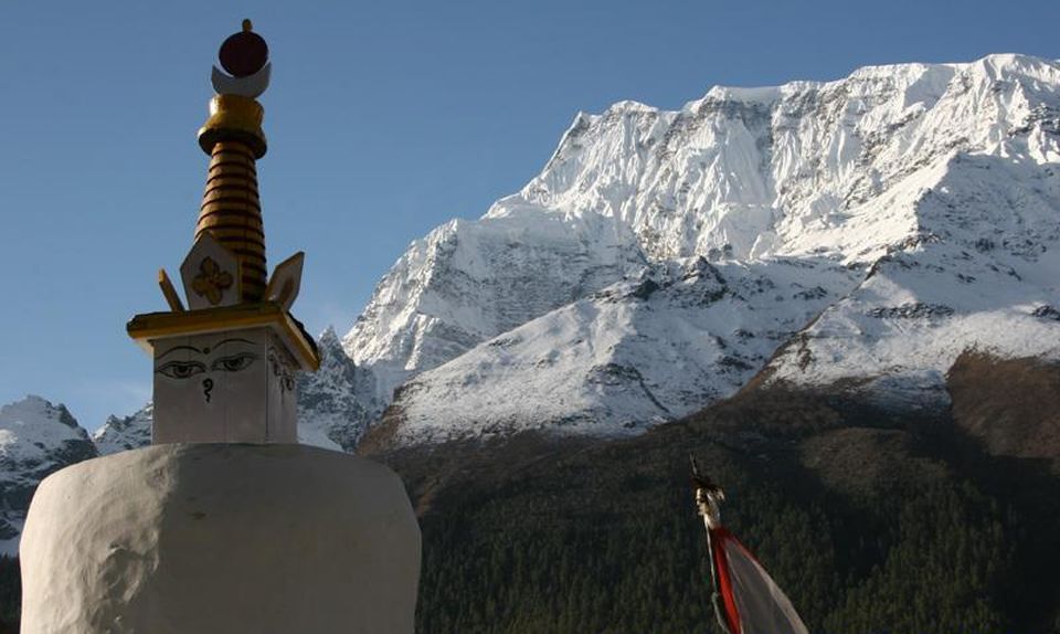 Chorten ( Buddhist Shrine ) in the Manang Valley beneath the Annapurna Himal