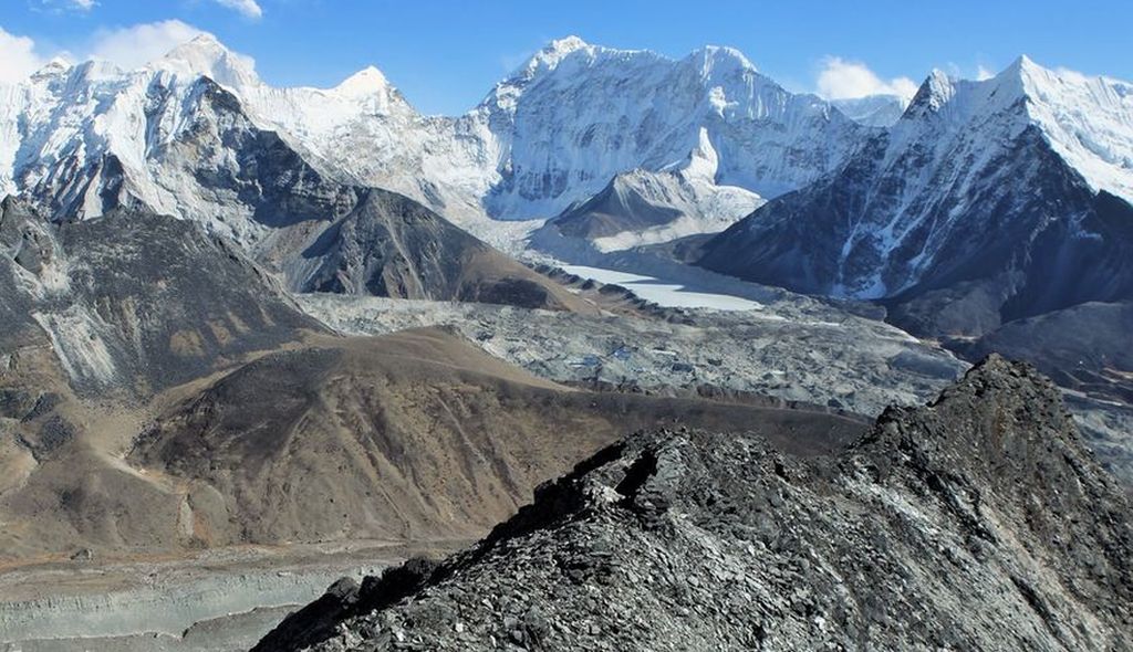 Island Peak ( 6.189m ), Makalu ( 8.475m ), Num Ri ( 6.676m ) and Baruntse ( 7.152m ) from Chhukhung Ri ( 5550m )