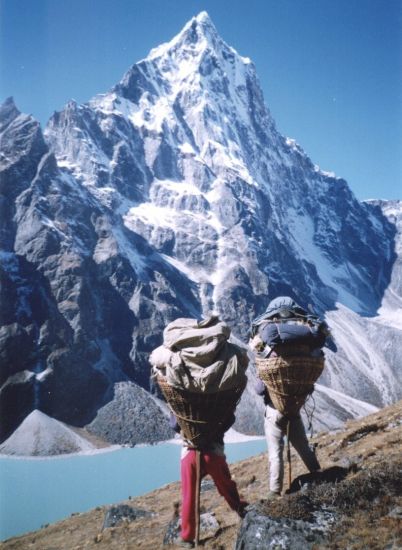 Cholatse and Tsho Rolpa on route to Chola La