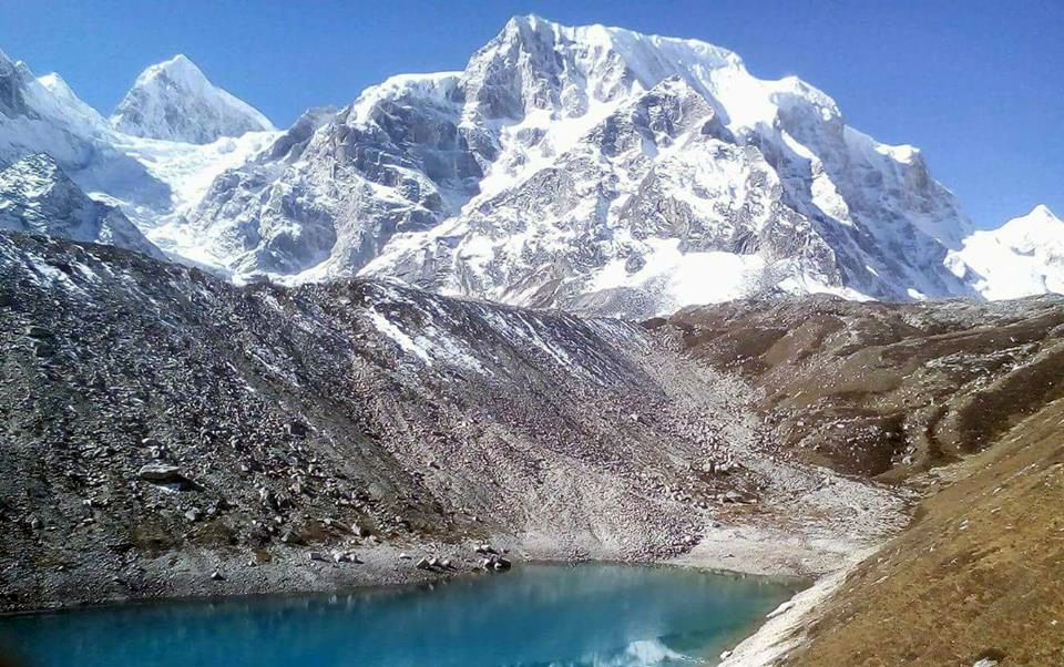 Himalayan Peaks on ascent to Larkya La