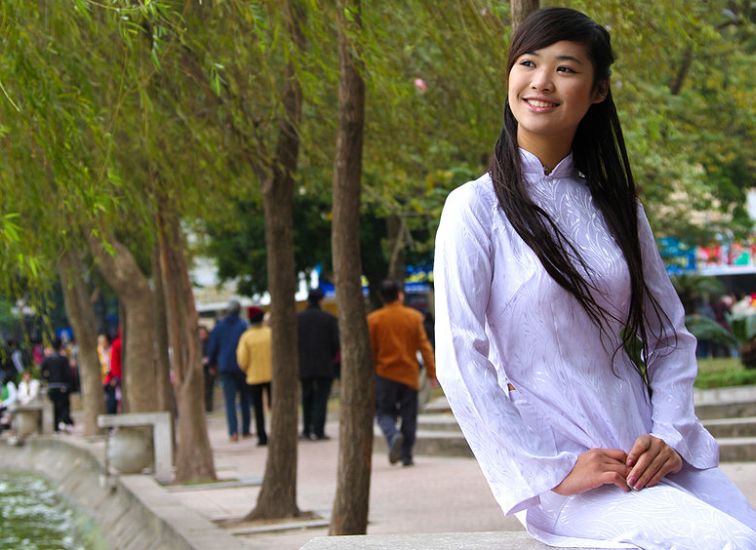 Vietnamese girl in traditional ao_dai dress at Sword Lake ( Ho Hoan Kiem ) in Hanoi