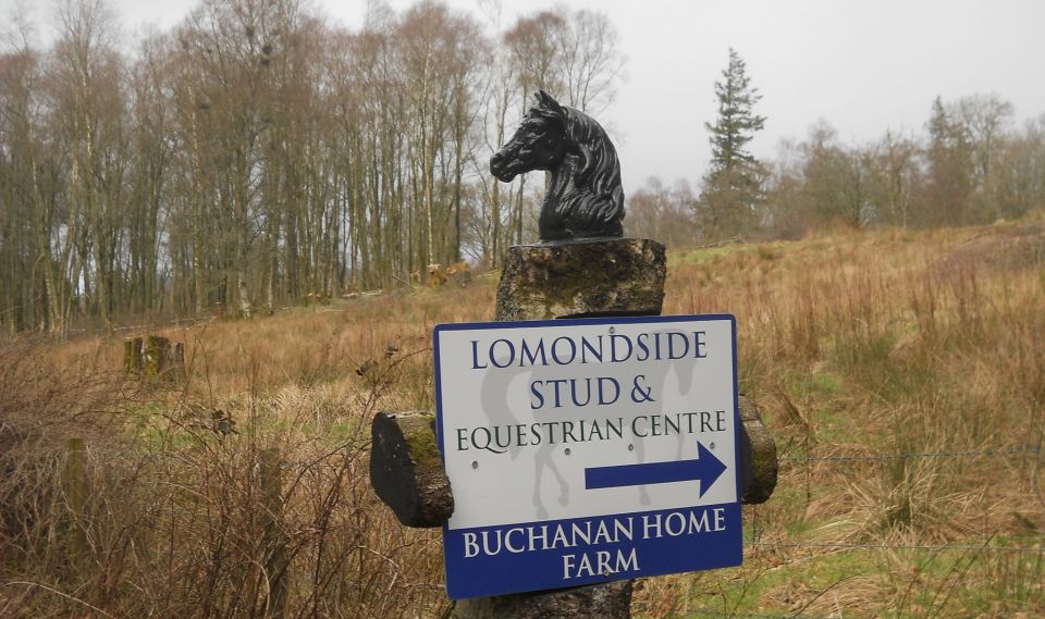 Signpost for Home Farm on driveway for Buchanan Castle Golf Club