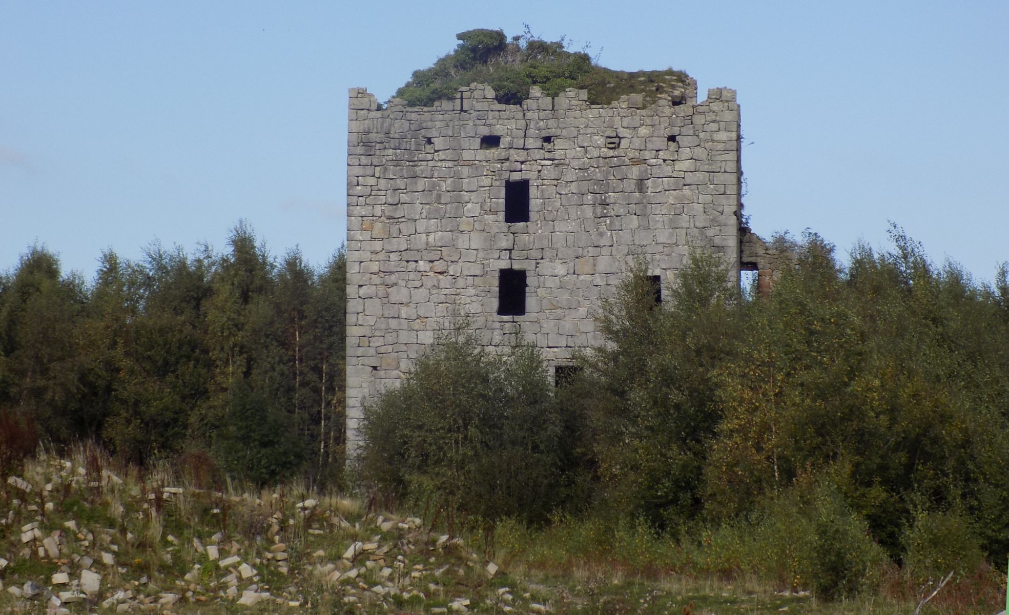 Almond Castle near to the Union Canal