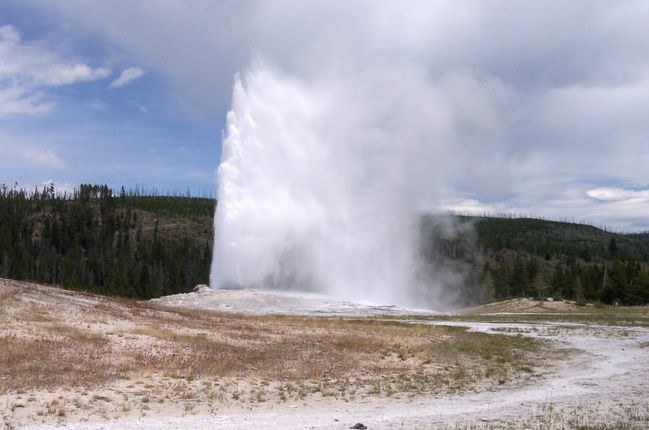 Old Faithful Geyser in Yellowstone National Park, USA